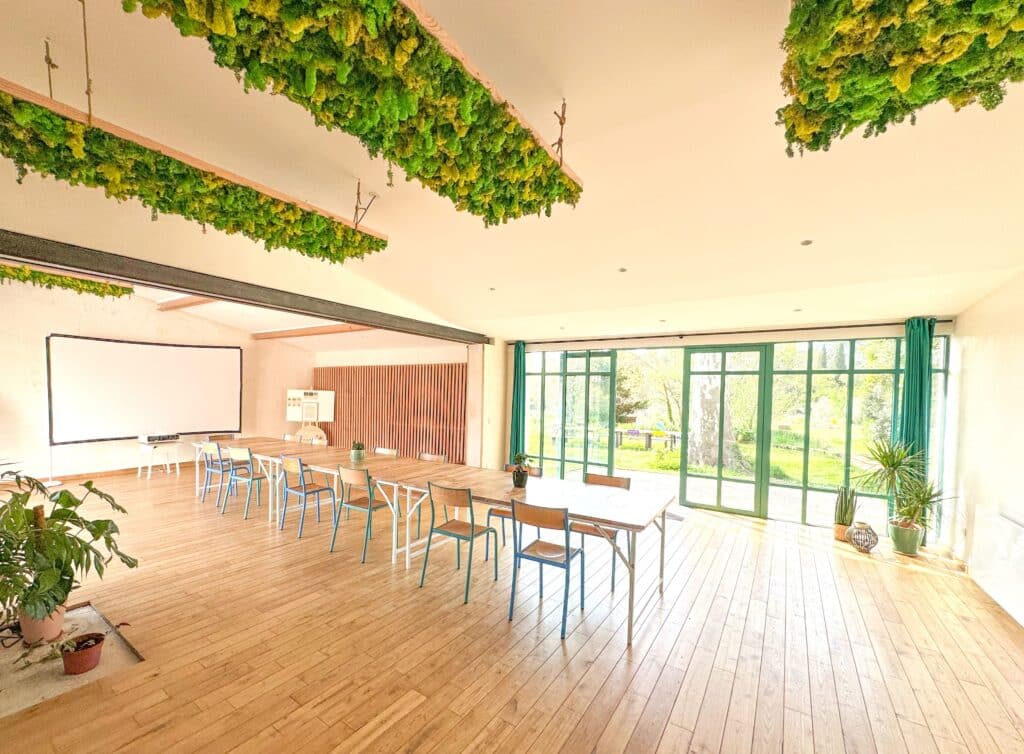 Salle de réunion et de formation à Montpellier jusqu’à 50 personnes – grande salle Respire à l’Oasis Fontmarie, en pleine nature