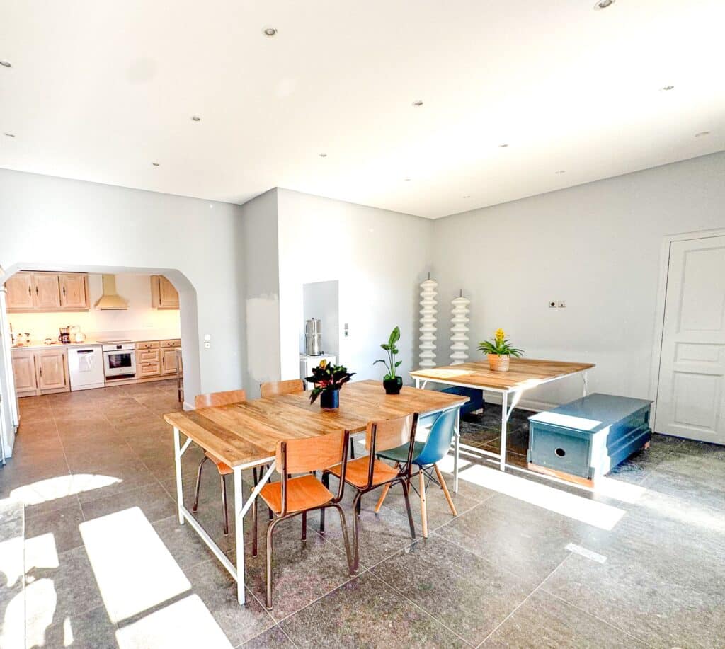 Salle de réunion en petit comité près de Montpellier – salle Cocoon pour formations et réunions de 2 à 16 personnes à l’Oasis Fontmarie