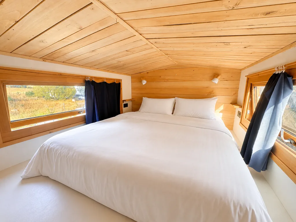 Chambre en mezzanine avec lit double dans la tiny house