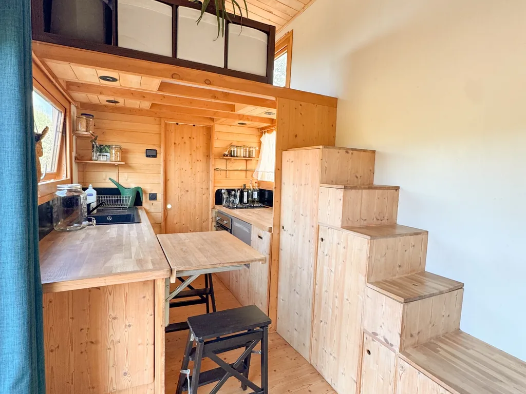 Cuisine équipée de la tiny house en location à Castries