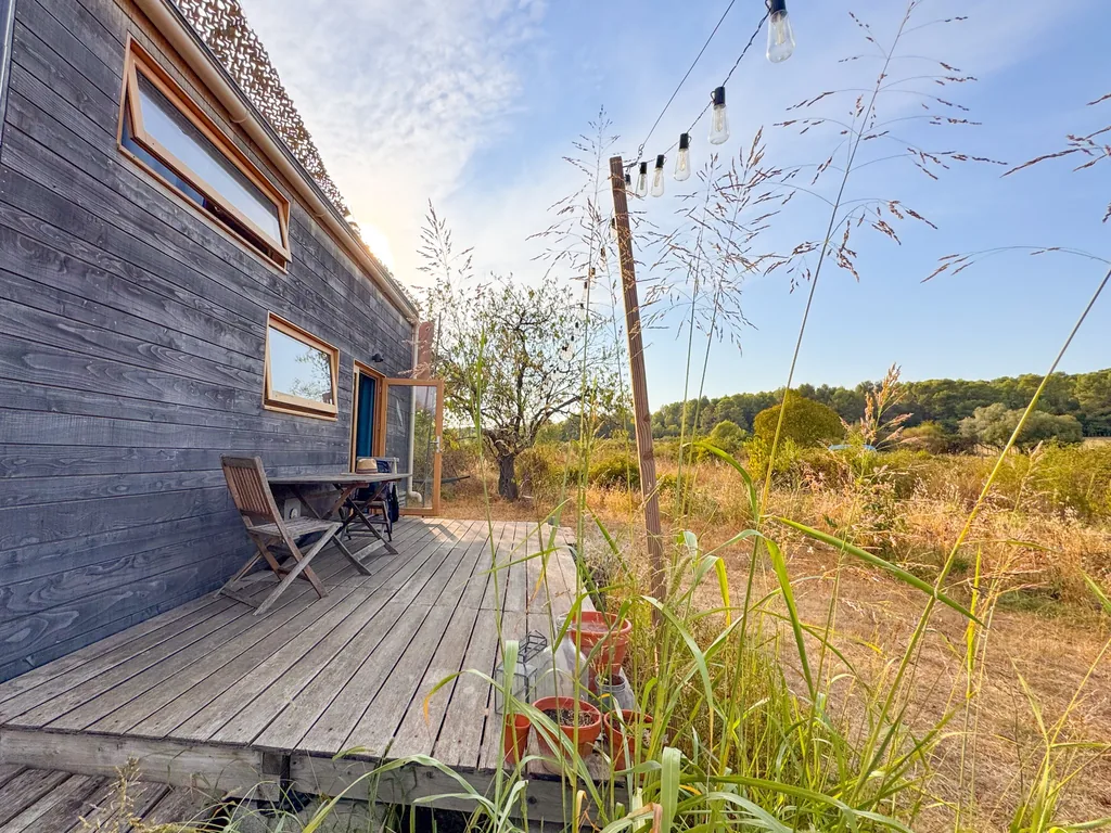 Terrasse de la tiny house ouverte sur les jardins de l’Oasis Fontmarie