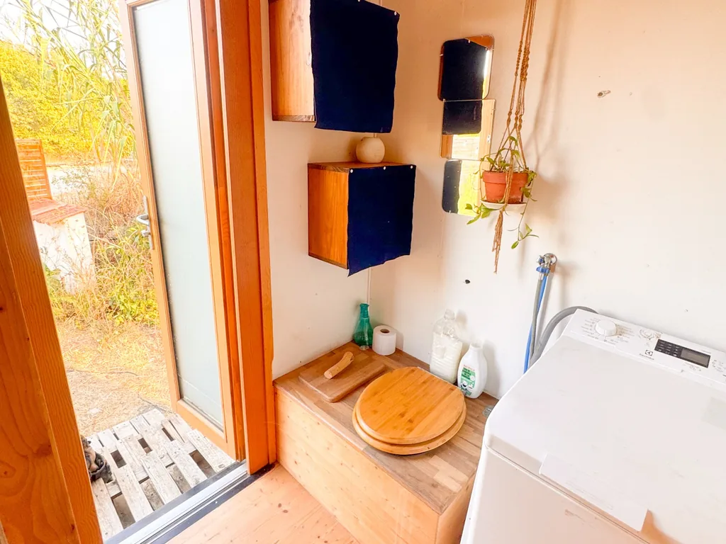 Salle de bain avec toilettes sèches de la tiny house
